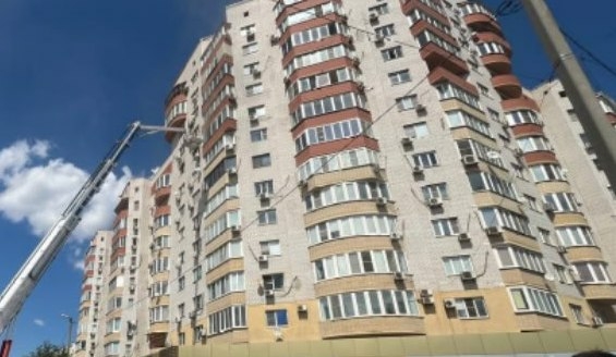 В жилой высотке Астрахани огонь охватил квартиру
