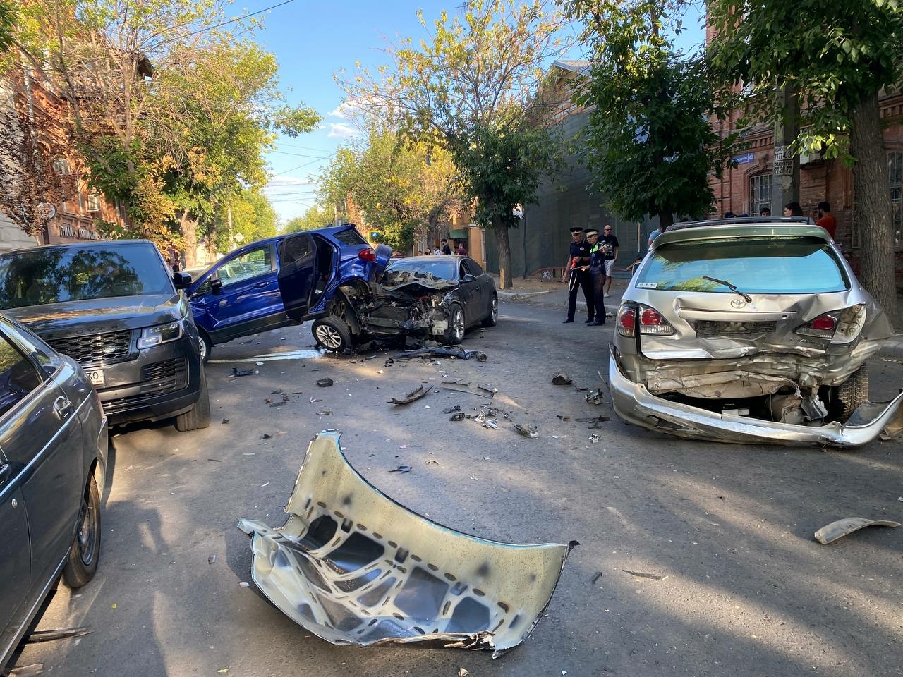 В центре Астрахани в ДТП из восьми авто пострадали три человека