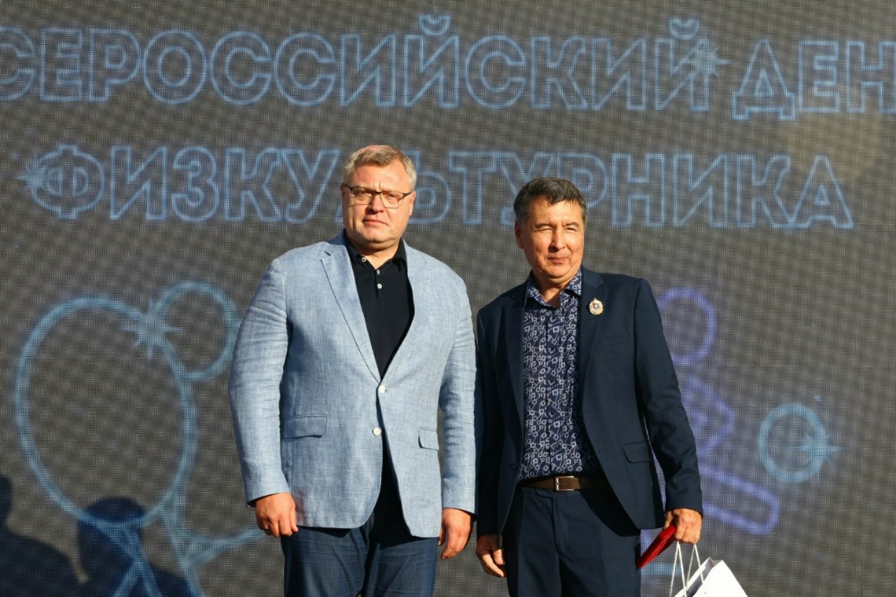 Игорь Бабушкин в День физкультурника наградил лучших астраханских тренеров