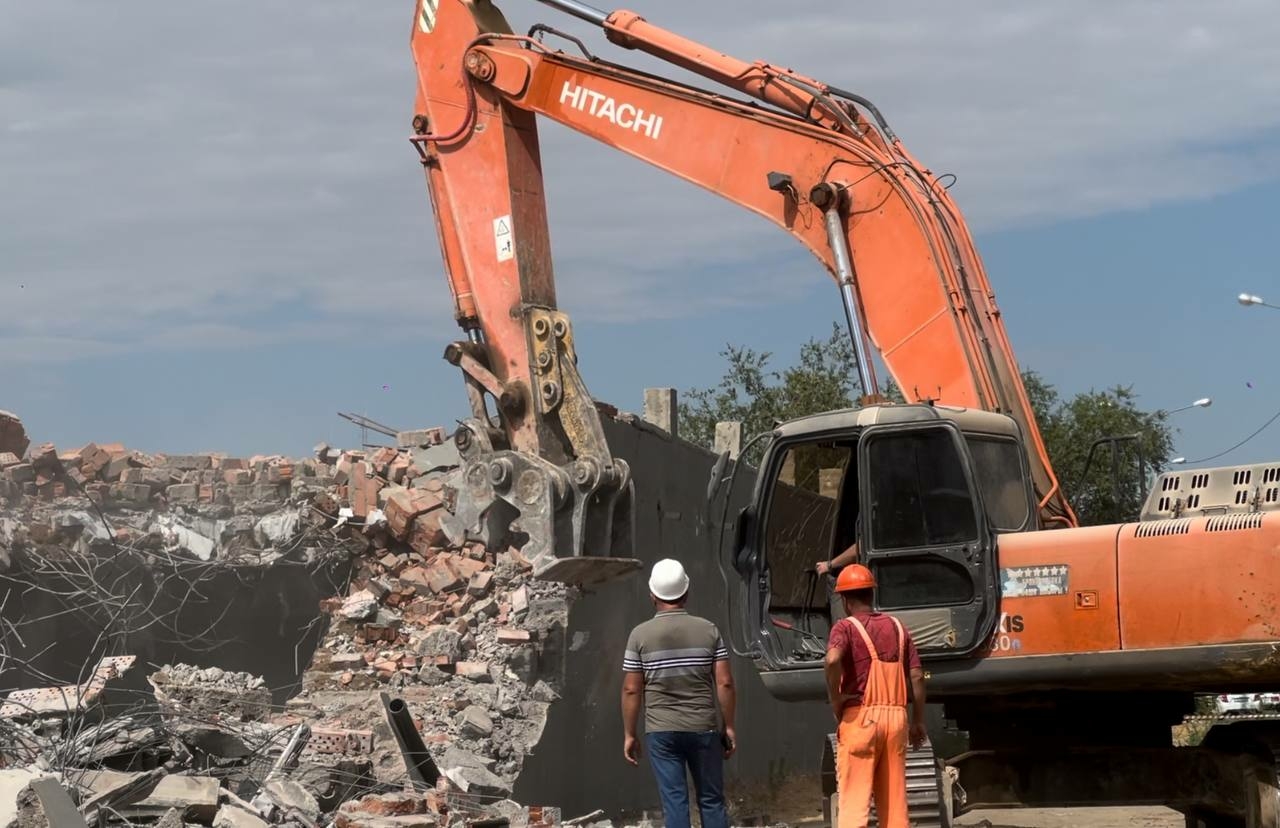 Приставы внесли вклад в демонтаж старейшего самостроя в центре Астрахани