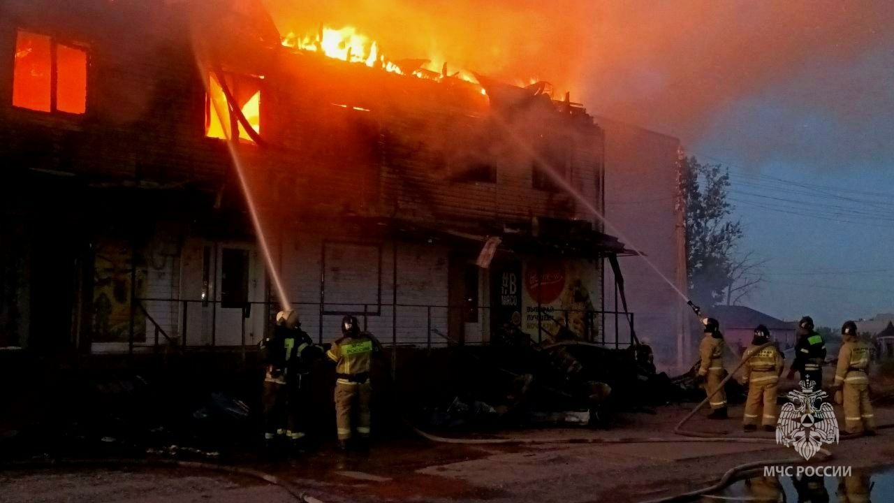В Астрахани потушили крупный пожар в общепите