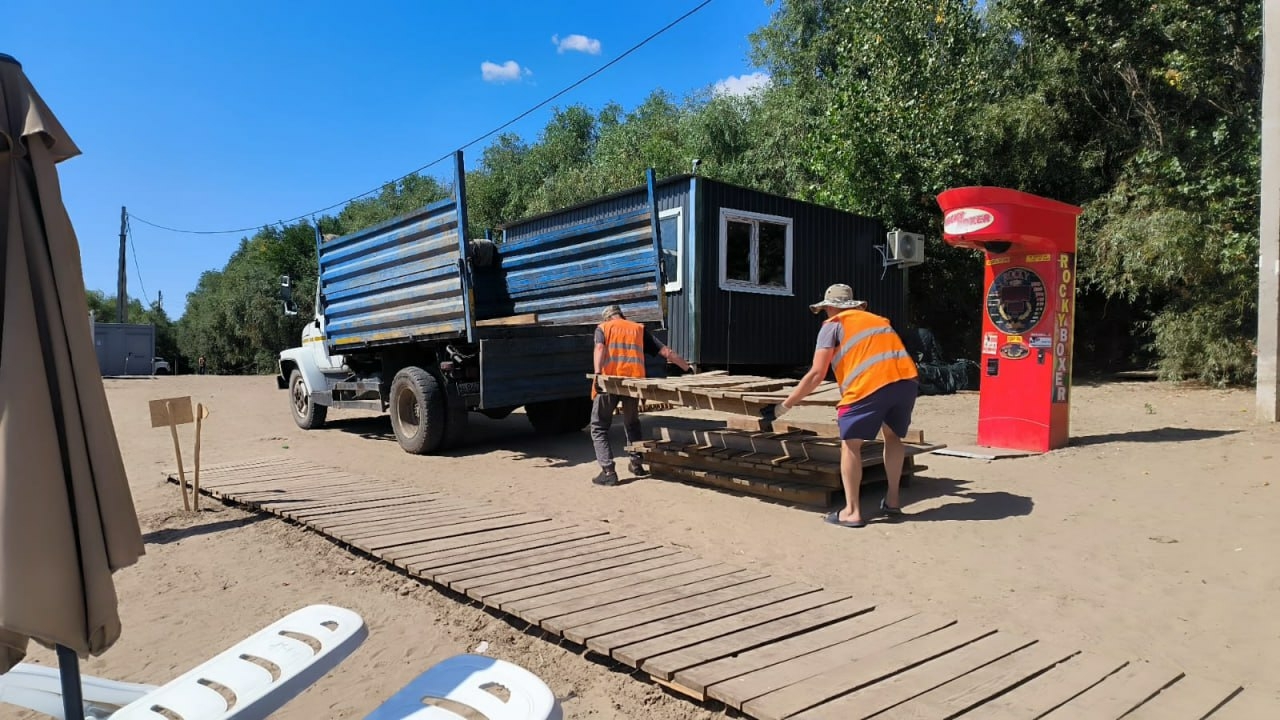 «Чистый город» принес извинения астраханцам за сломанную дорожку на пляже