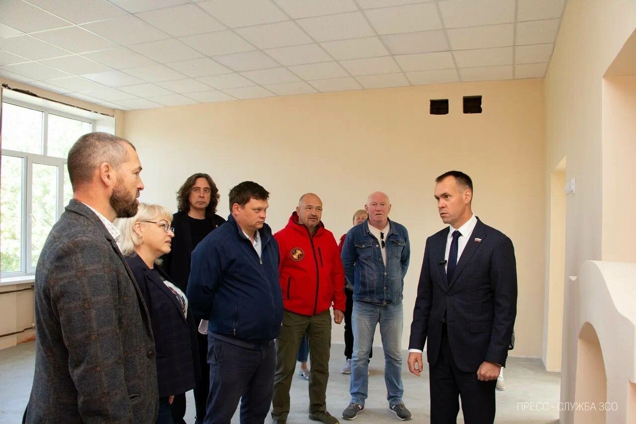 Сергей Жестяников посетил школу в Вологодской области и опроверг слухи о возможной задержке ремонта