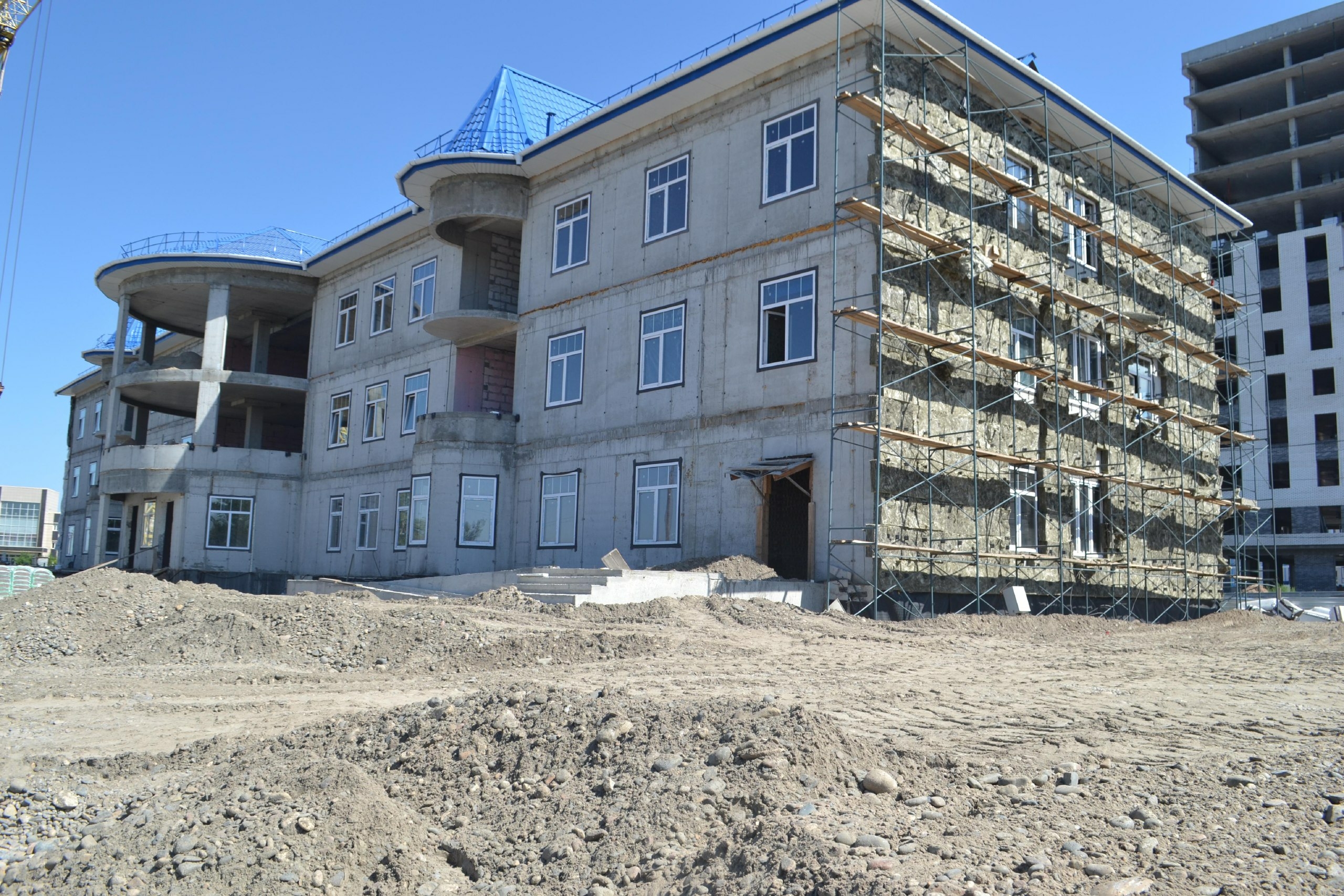 Минстрой сообщил о ходе строительства новой детской поликлиники в Арбане