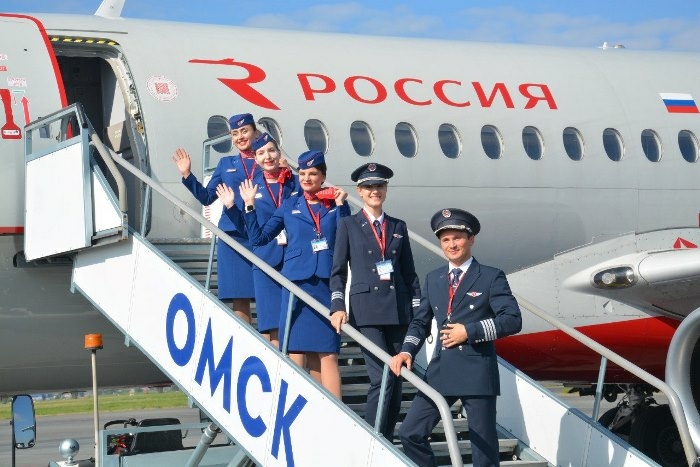 Омский аэропорт встречает первый рейс из Красноярска традиционной водной аркой