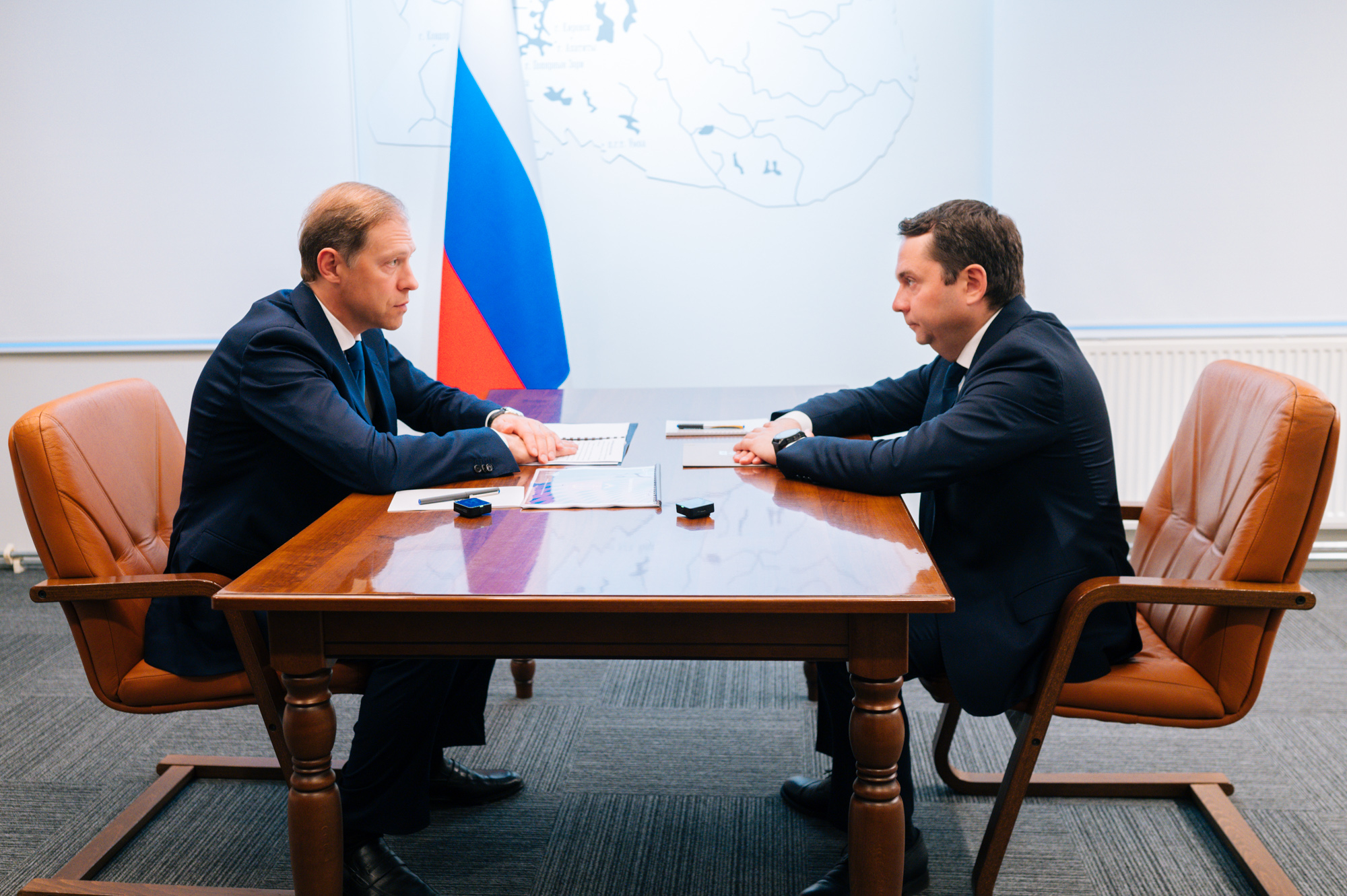 Чибис и Мантуров обсудили производство катодных материалов в Мончегорске