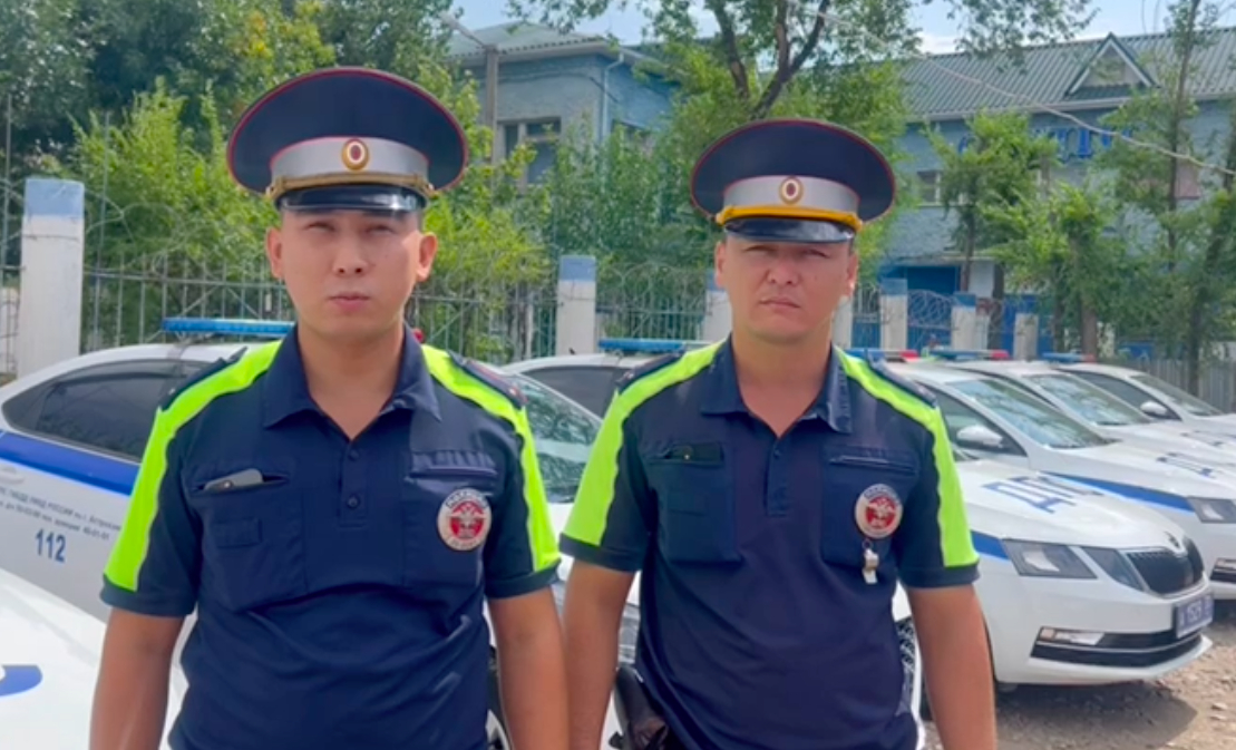 Доставили в больницу с мигалками: астраханские полицейские спасли ребенка
