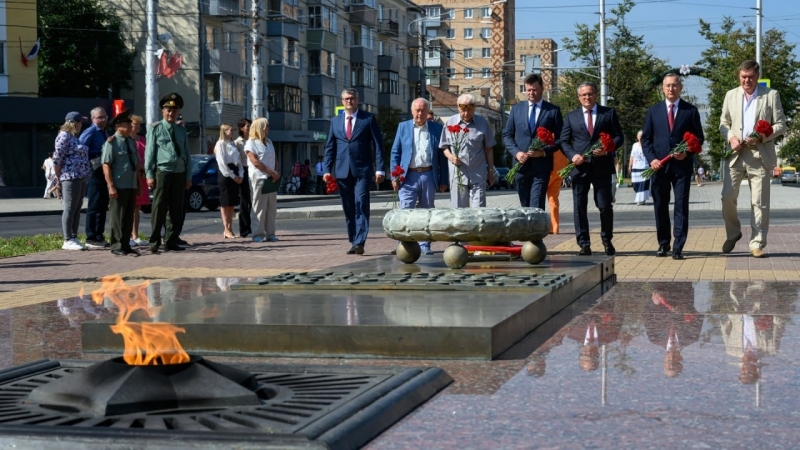 В День Калуги на площади Победы возложили венки к могиле Неизвестного солдата