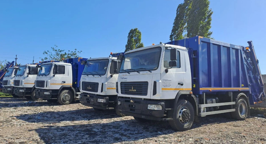 В Херсонскую область доставили более десятка мусоровозов