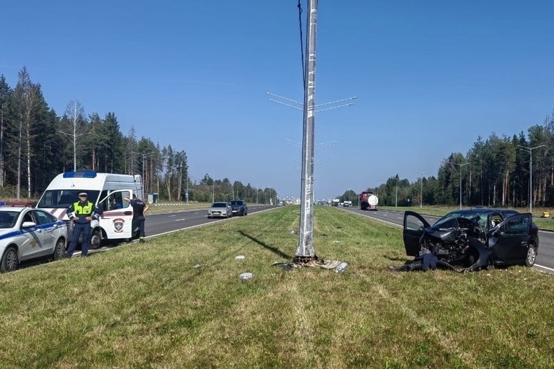 Один человек погиб в результате столкновения иномарки со столбом в Череповце