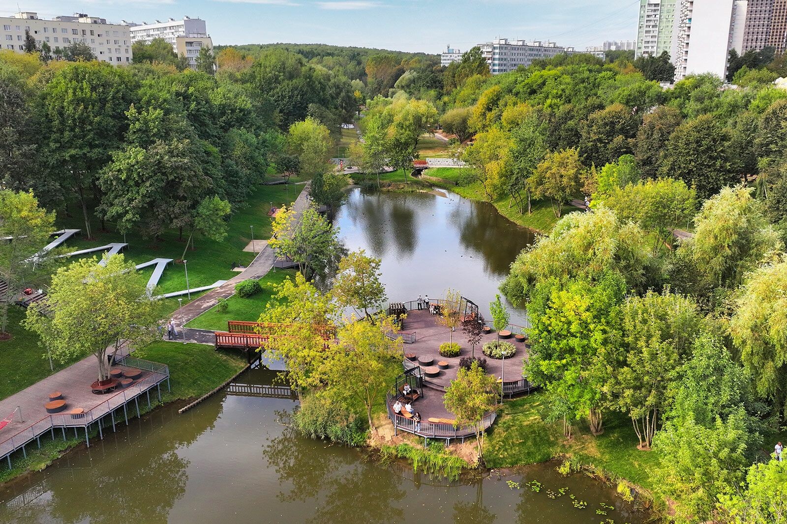 В Москве благоустроили территорию у прудов на Чертановской улице