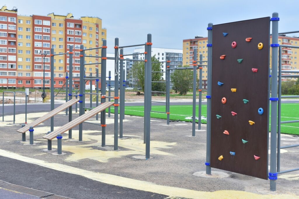 Молодые новгородцы оценили «умную» спортплощадку в Великом Новгороде