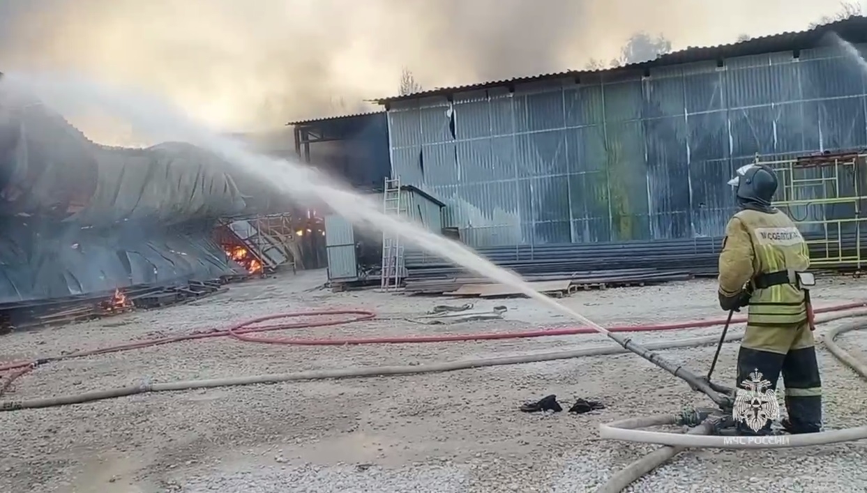 В Подмосковье произошел крупный пожар на мебельном складе