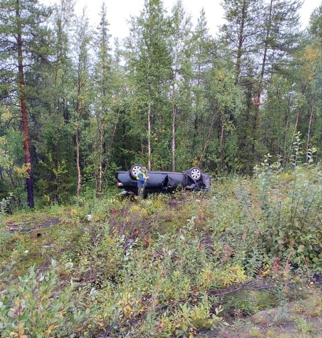 Иномарка вылетела с трассы и перевернулась в Мурманской области