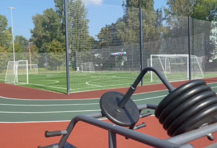 В Каменногорске отремонтировали спортивную площадку для школьников