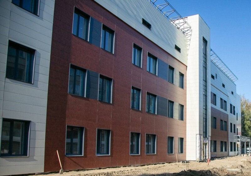 В новой поликлинике поселка «Восточный» Омска монтируют оборудование