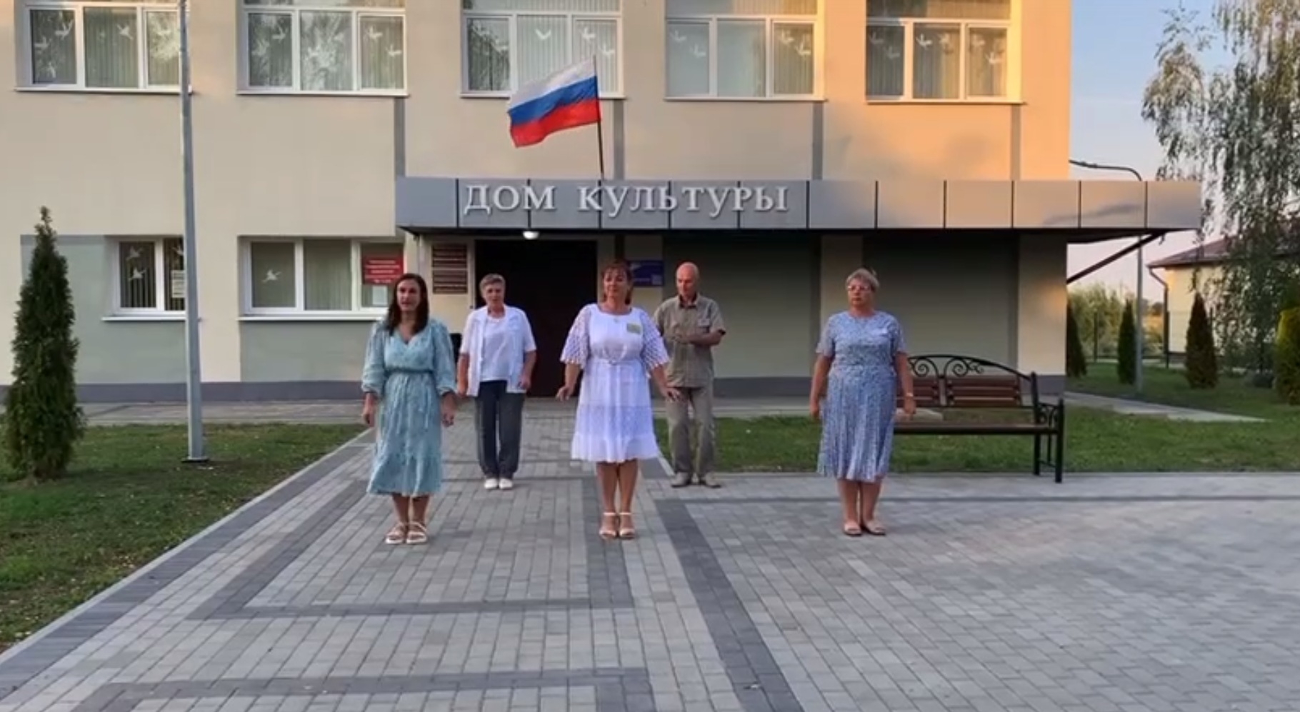 В Калининградской области члены участковой комиссии начали утро зарядкой