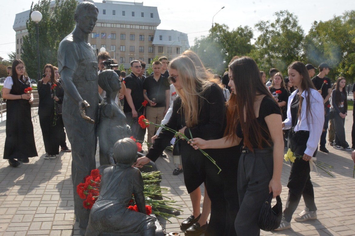 Астраханцы возложили цветы к скульптуре «Семья» в День солидарности в борьбе с терроризмом