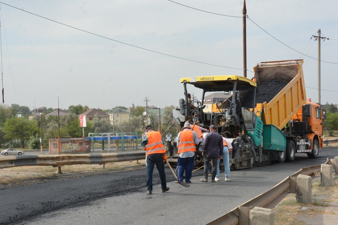 В Астрахани продолжают ремонтировать дороги