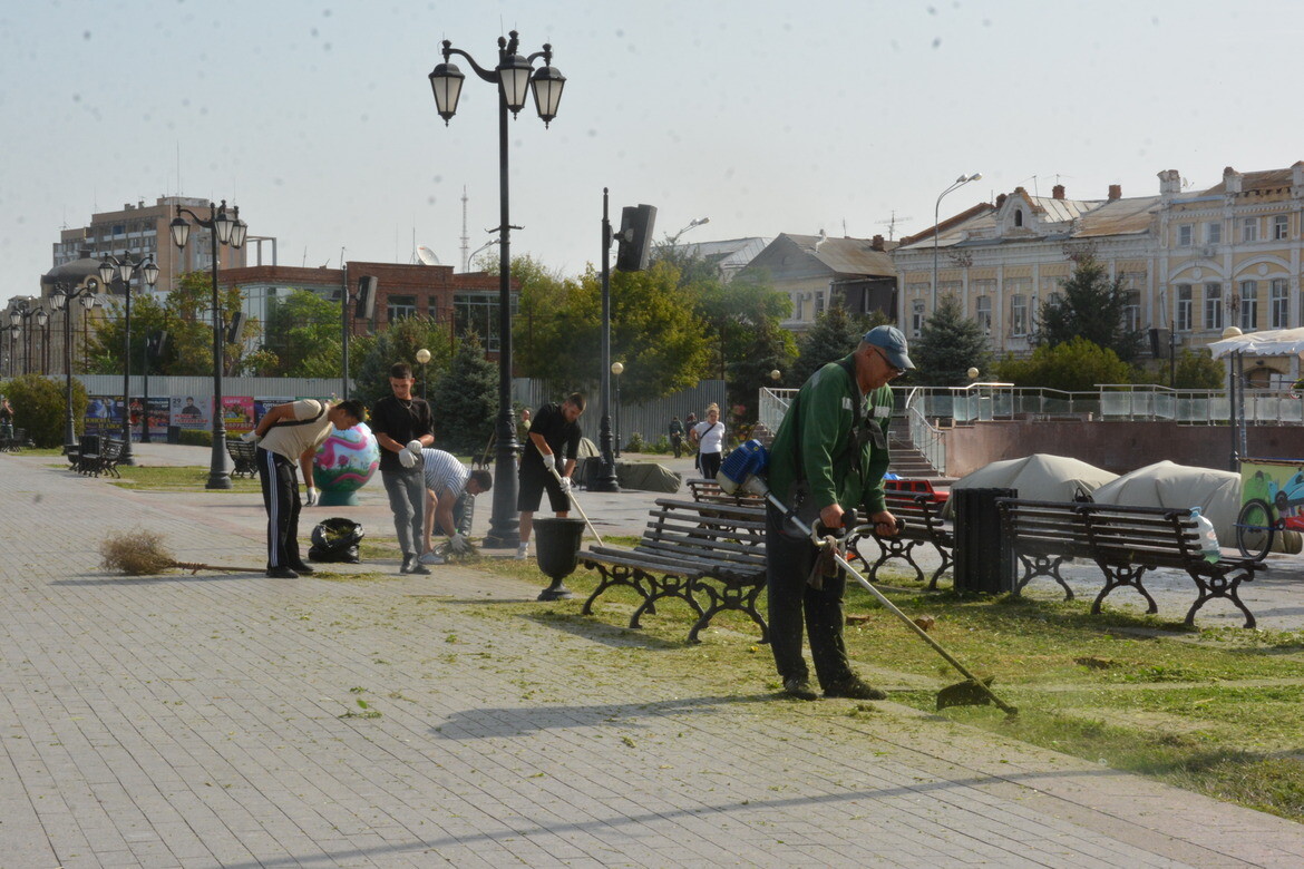 На набережной Астрахани моют прогулочную зону и лестницы