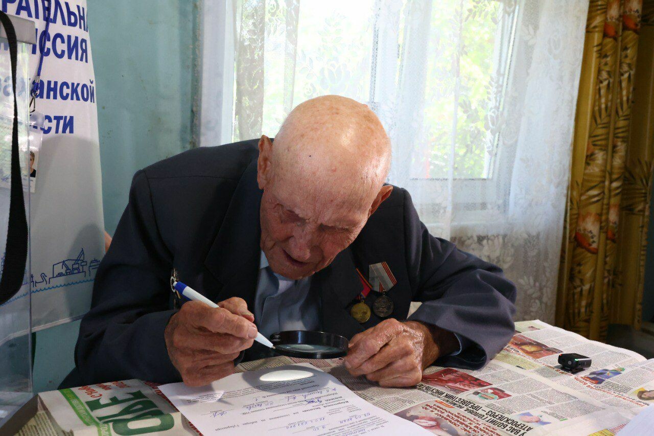 Ветеран Великой Отечественной войны проголосовал на выборах в Астрахани