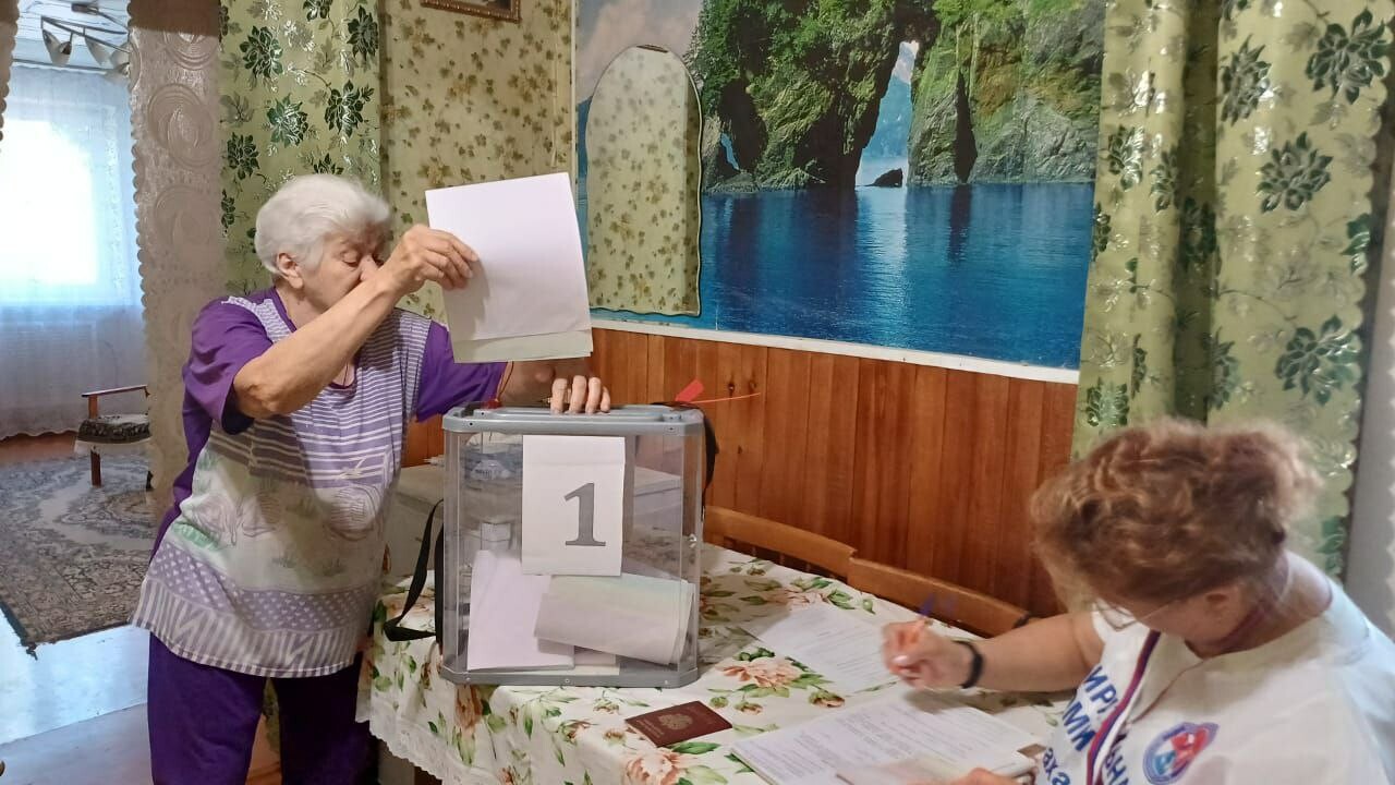 Астраханцы активно голосуют на дому