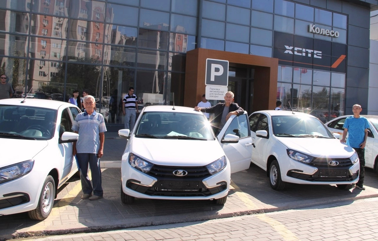 Пятеро астраханцев получили новые машины от Социального фонда