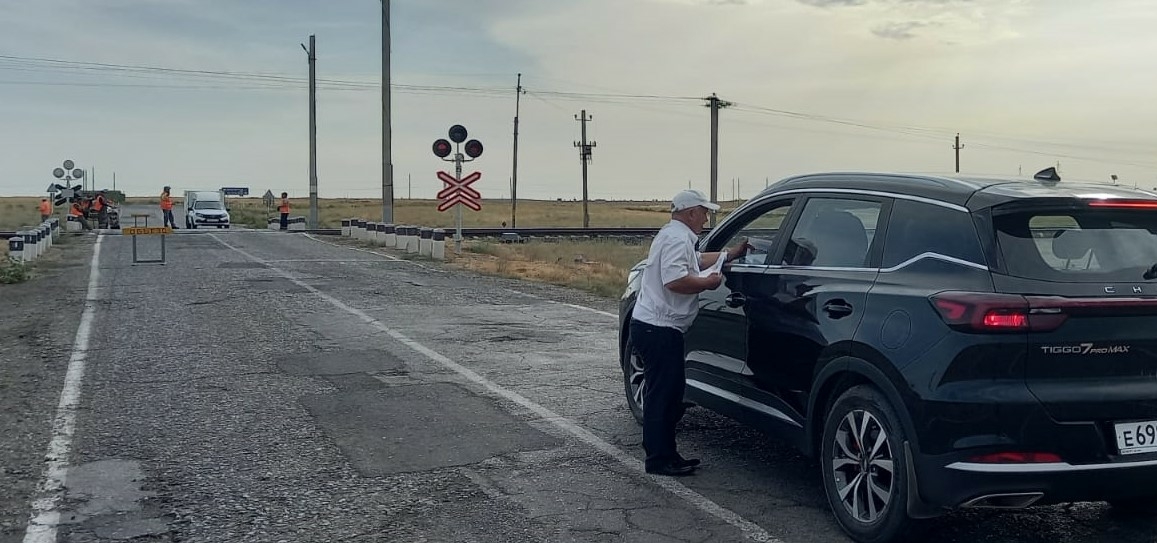 Астраханским водителям напомнили правила пересечения железнодорожных переездов 
