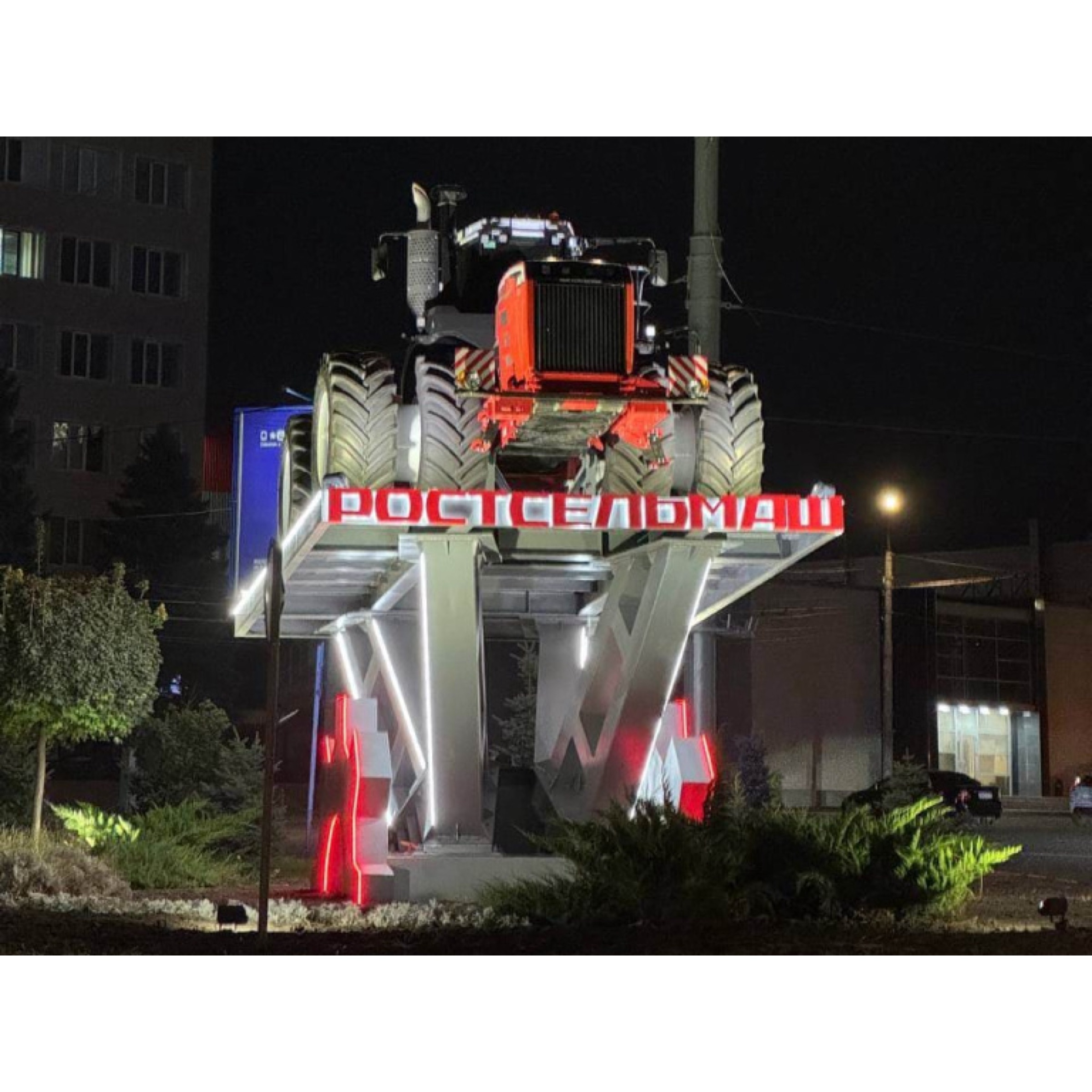 В Ростове на постамент поставили трактор Ростсельмаш 2400