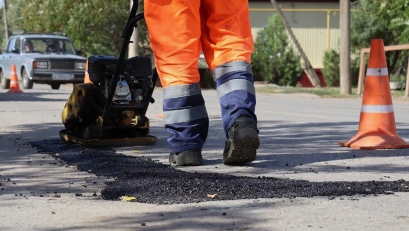 На севере Астраханской области начали ямочный ремонт дорог
