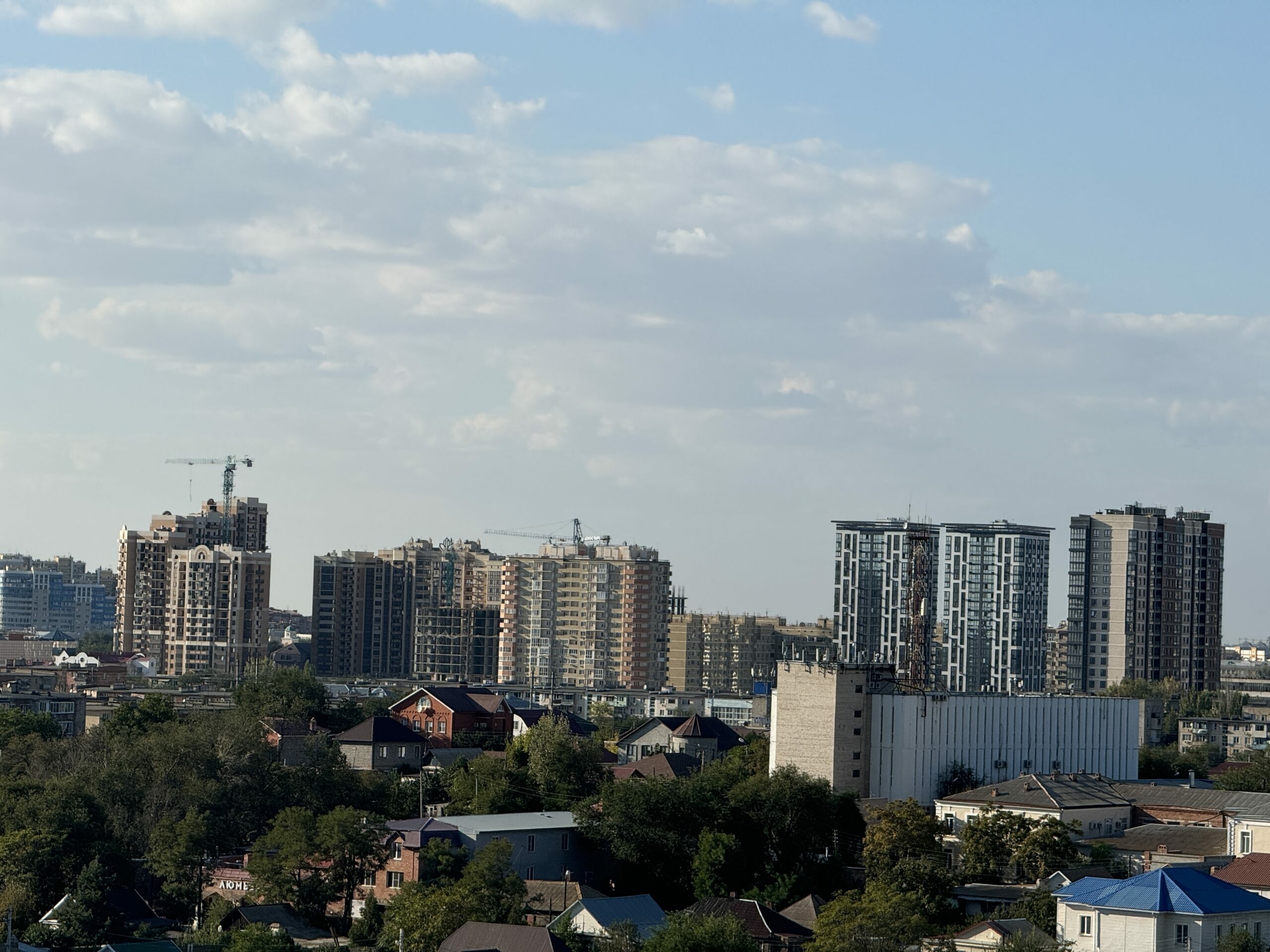 Жителей Астрахани попросили сообщать о странных надписях на зданиях