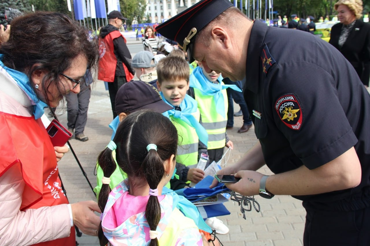 В Тюмени прошла акция #ДорогаВШколу