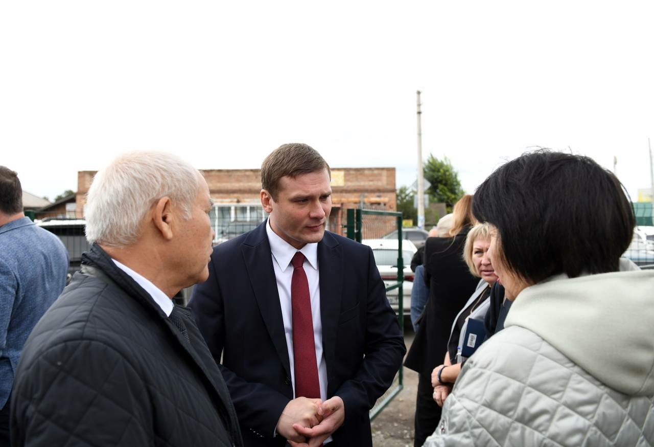 Шульгинов и Коновалов проверили строительство поликлиники в Аскизе