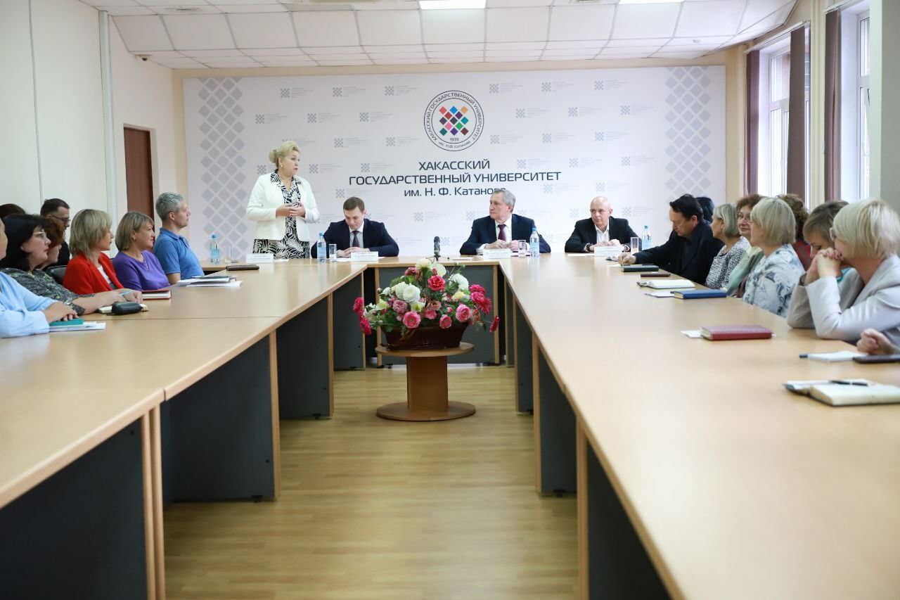 Шульгинов встретился с ректором ХГУ Татьяной Красновой