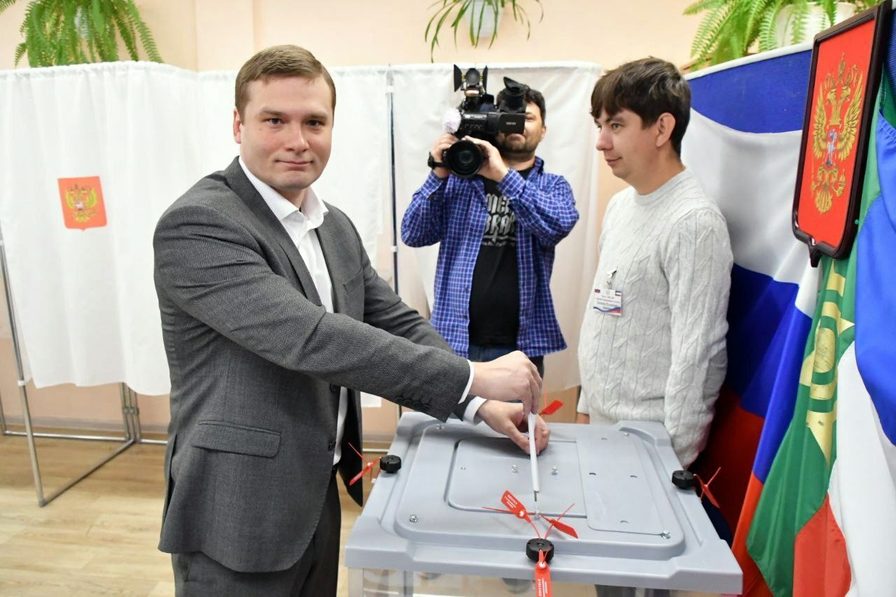 Коновалов отдал голос на выборах депутата в Госдуму от Хакасии