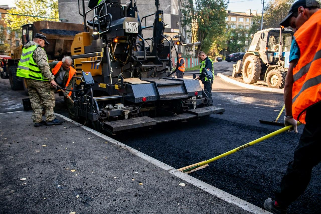 В Мурманске ремонтируют проезд от улицы Академика Книповича до улицы Новое Плато
