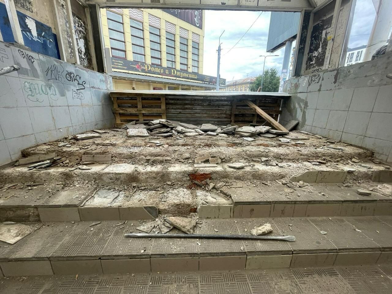 Ремонт подземного пешеходного перехода возле музкомедии начался в Оренбурге