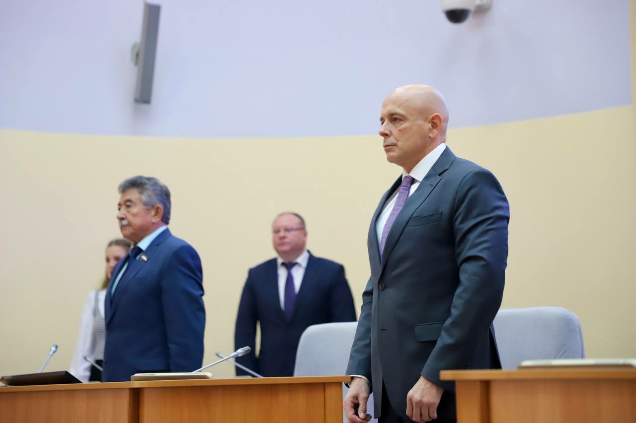 Сокол перед началом 13 сессии Верховного Совета поздравил Шульгинова с новой должностью