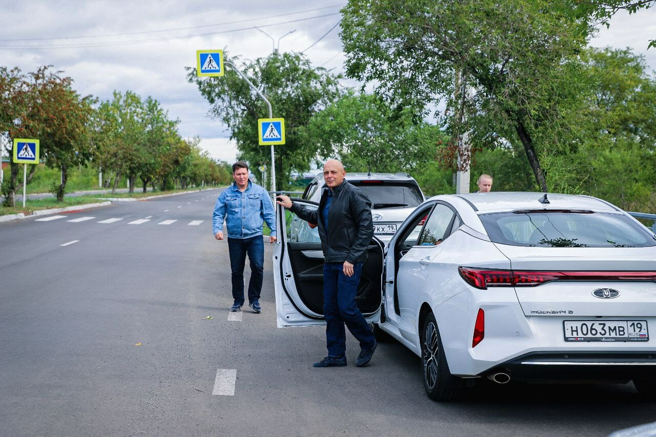 Сокол и Молодняков проверили качество дорожного ремонта в Саяногорске и Черемушках