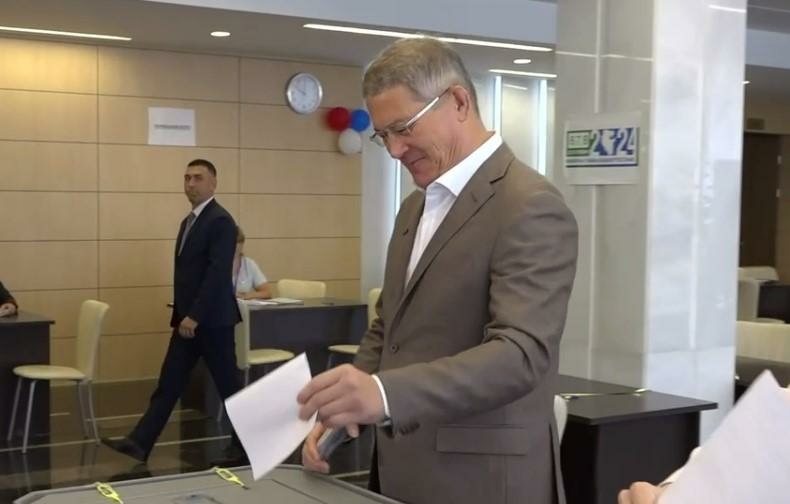 Глава Башкирии и его супруга пришли на выборы в приподнятом настроении