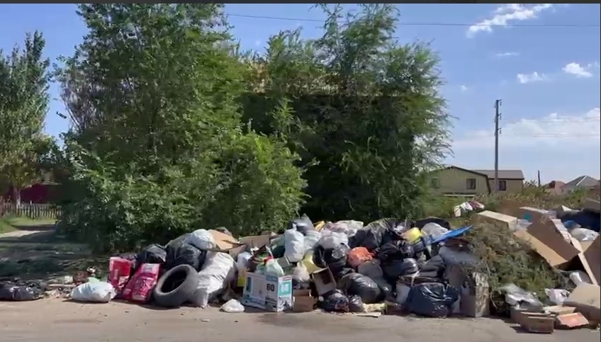 Контейнерная площадка на улице Безжонова в Астрахани требует внимания оператора