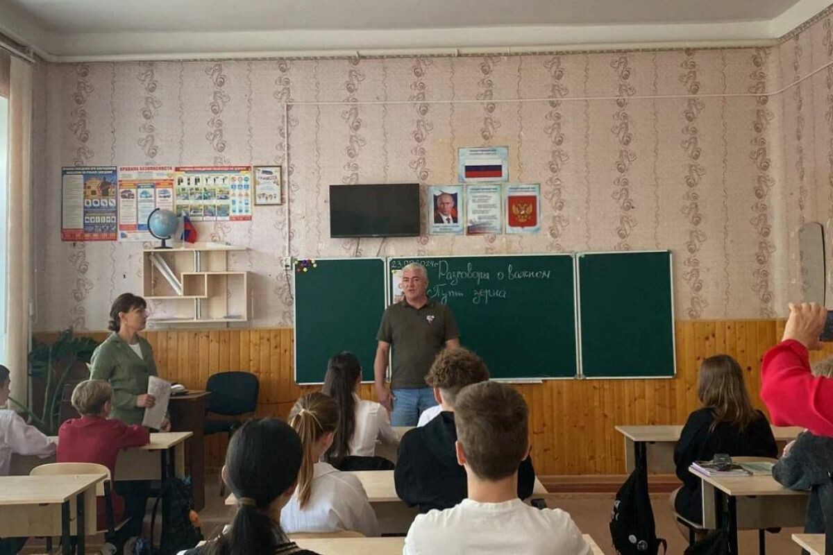 Занятие на тему «Путь зерна» провели депутаты ЕР в школах Херсонщины