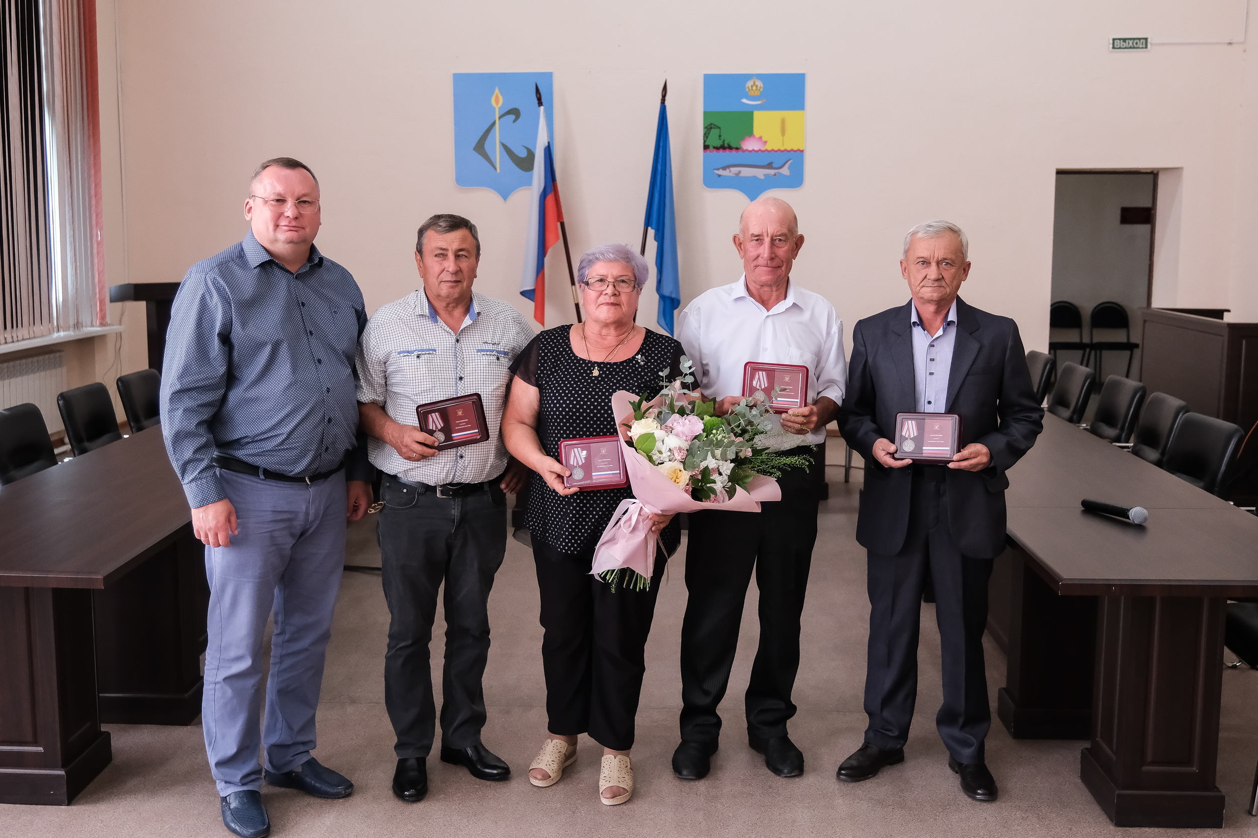 Волонтерам из Камызяка вручили памятные медали