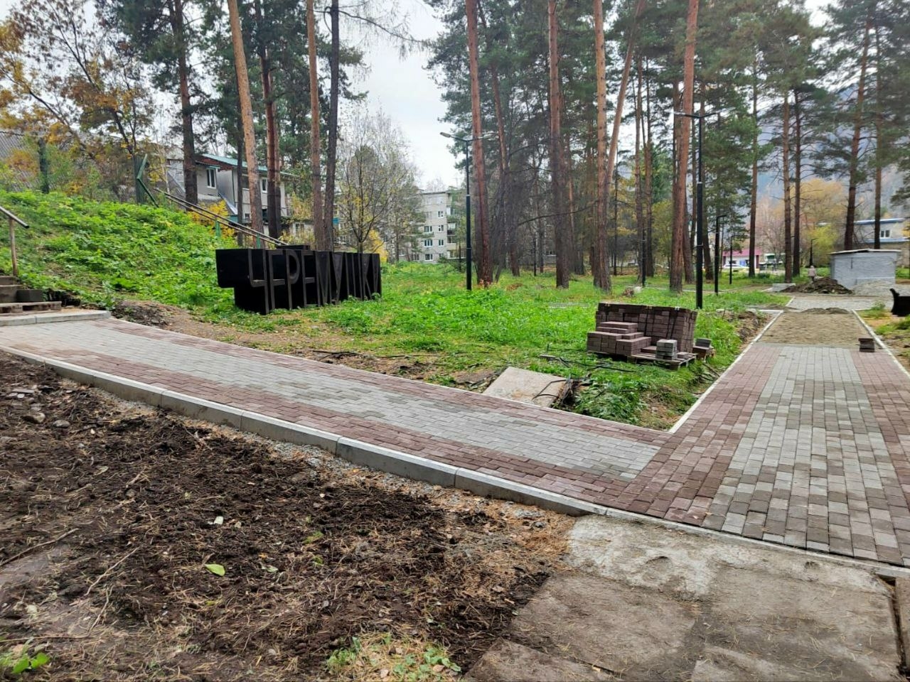 Молодняков проверил благоустройство общественных территорий Саяногорска