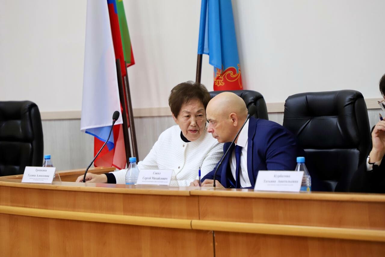 Сергей Сокол провел встречу с советом ветеранов Хакасии