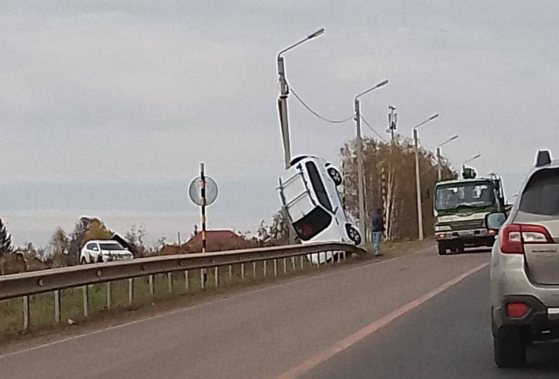 В Нижнем Новгороде автомобиль снес ограждение и воткнулся в землю