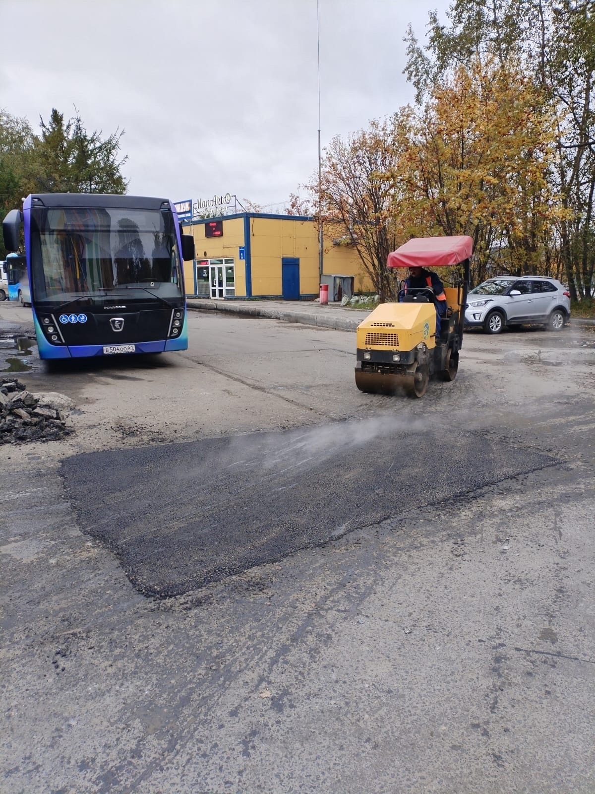 На Привокзальной площади Мурманска ремонтируют лестницу и асфальт