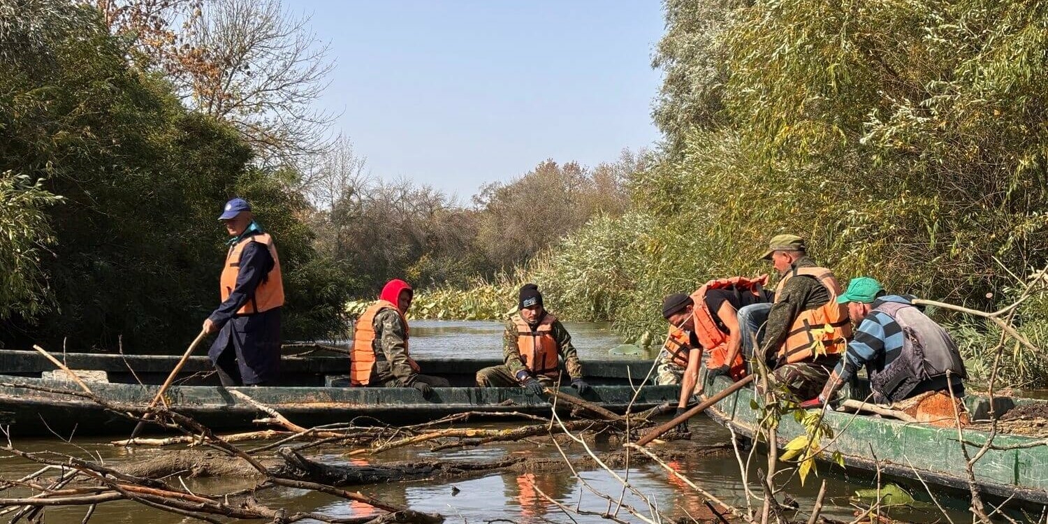 Волонтеры помогают в очистке водоемов в Астраханском биосферном заповеднике