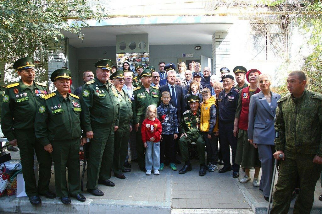В Астраханской области у дома ветерана прошел парад