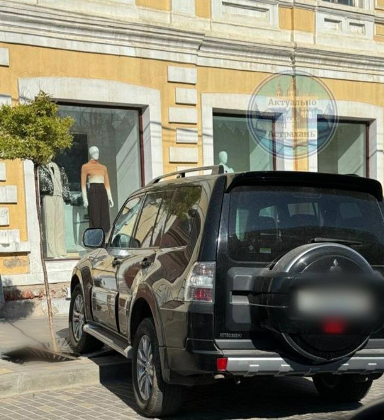 За парковку на тротуаре в центре Астрахани водитель заплатит штраф